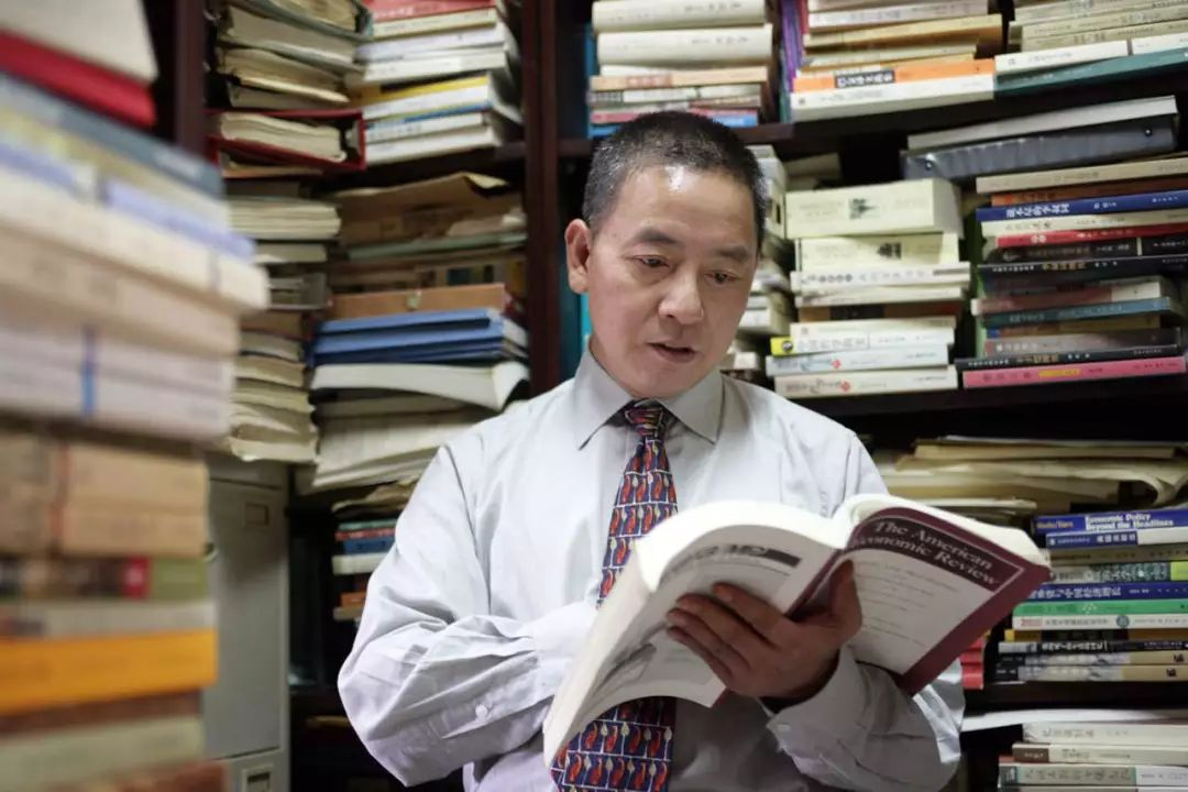 平新乔--北京大学经济学院教授，博士生导师。