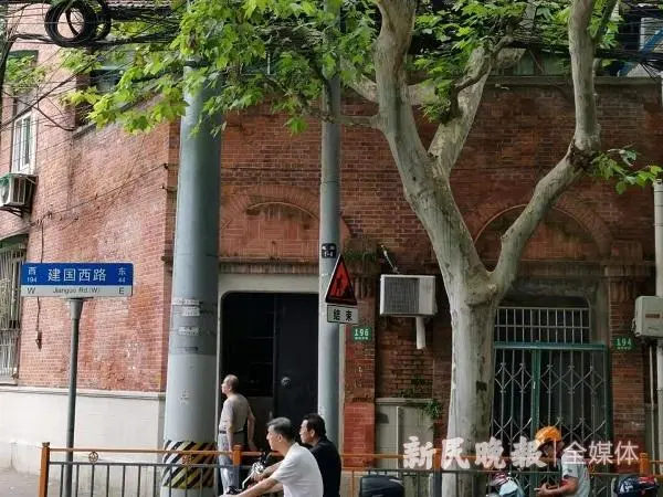 为一个人 逛一座城｜平海澜 住在石库门的英语教育家