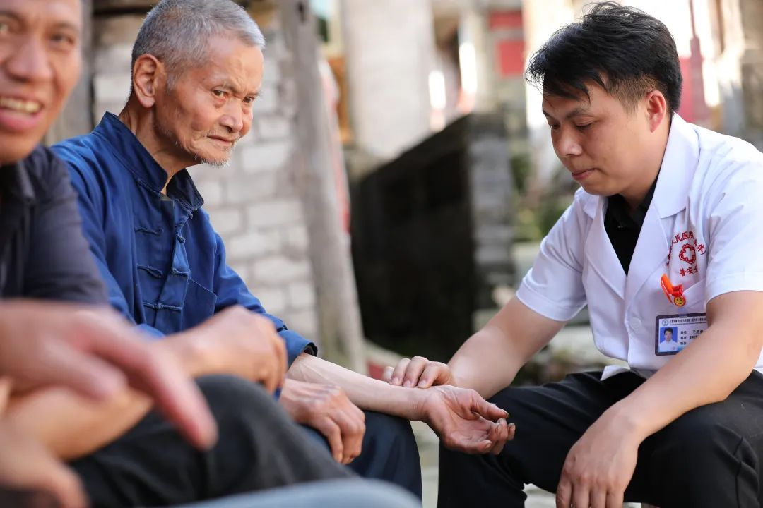 随叫随到的村医——平洪谦