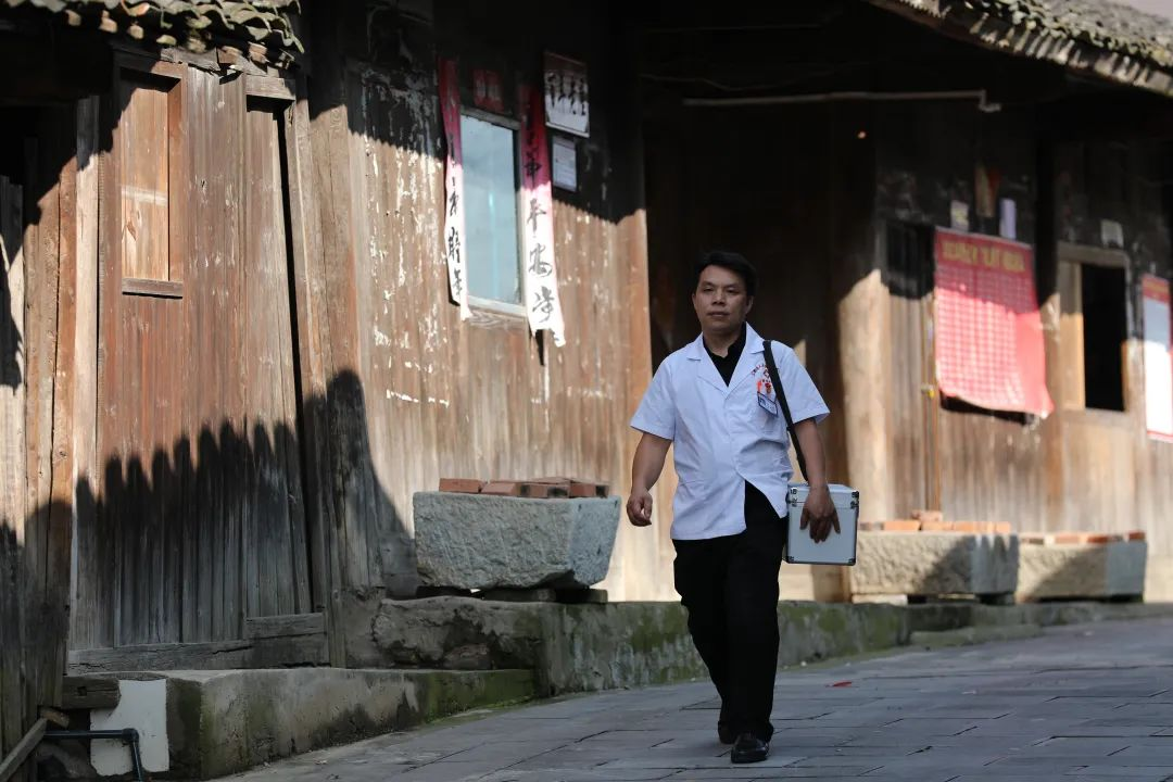 随叫随到的村医——平洪谦