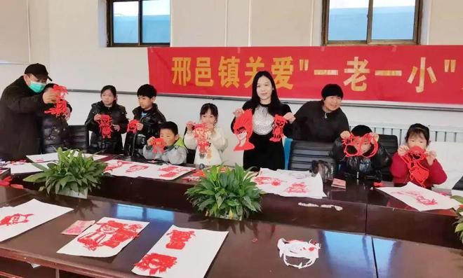 邢邑平氏剪纸传承人平江红开展非遗剪纸亲子活动